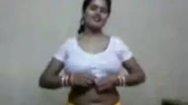 Big boobs desi aunty stripping in front of lover