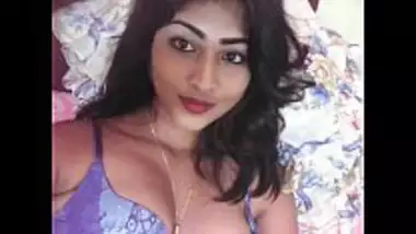 Indian girl showing her pantyless body