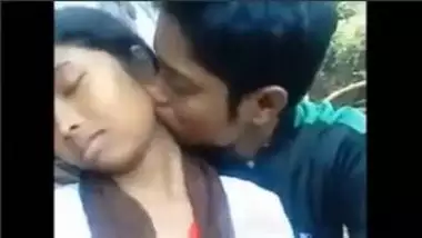 Sexy Bihar School Girl’s Blowjob In Open