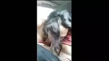 Hairy and beautiful college girl gives blowjob to Uber-Fahrer