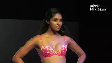 Indian model's nude ramp show Exposed! Full-HD