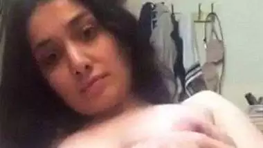 Very hot Paki beauty fingering chut and ass video
