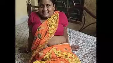 Desi bubbly village housewife erotic navel show