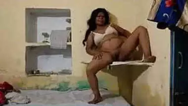Desi bhabhi remove cloth and dancing in nude