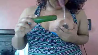 desi girl in full slut mode,sucking cucumber like pro