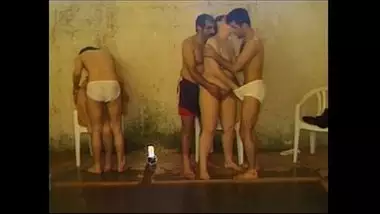 Swimming pool mai adla badli karke couples ka group sex