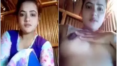 Indian webcam model knows a perfect place to show private parts