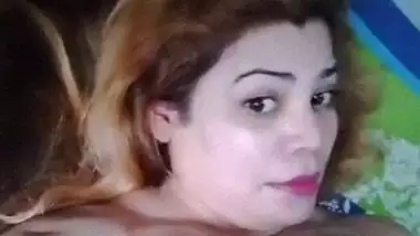 Desi aunt with large boobs giving full naked show