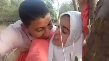 Paki teen couple?s outdoor romance