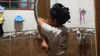 Tamil girl nude Bathroom solo video