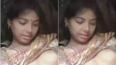 Whorish Desi mom exposes small breasts and smooth cunt in close-up