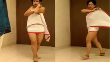 Indian slut loves dancing on camera without exposing her XXX breasts