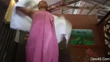 Indian aunty can't resist masturbating pussy after she takes a shower