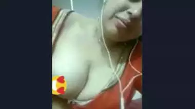Sexy Bhabhi Showing her Boobs