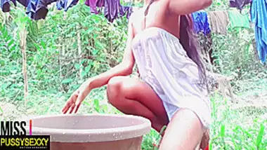 Sri Lankan Collage Girl Outdoor Bathing And Pussy Squirt