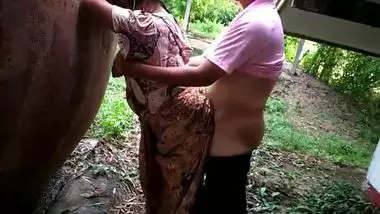 Indian Outdoor sex! Sexy and boty Aunty fucked in the park during Corona