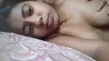 Amateur Desi hottie teases with her XXX tits for selfie MMS video