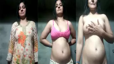 Fucking hot Desi girl?s striptease show for her boyfriend XXX