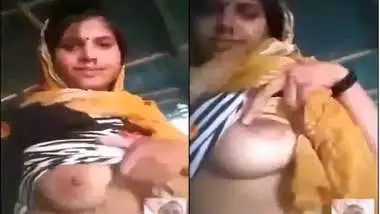 Cheating village bhabhi exposing milky boob