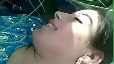 Indian pervert bangs his sexy GF?s cunt in bushes