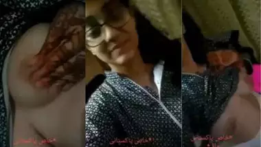 Young Lahore girl shows her juicy boobs in Pakistani porn