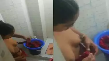 Young bhabhi boobs show before bathing viral video