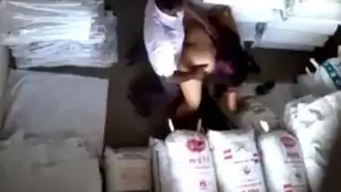 Shopkeeper fucks his customer?s pussy in the desi xxx video