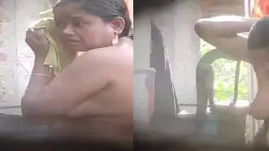 Neighbor aunty bathing with son entering viral MMS